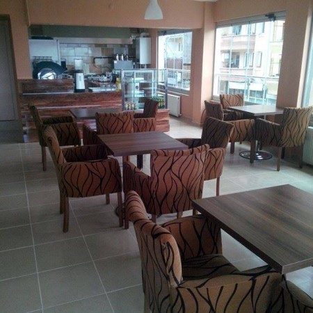 teras, ve 3 kattan oluşan bir cafe.